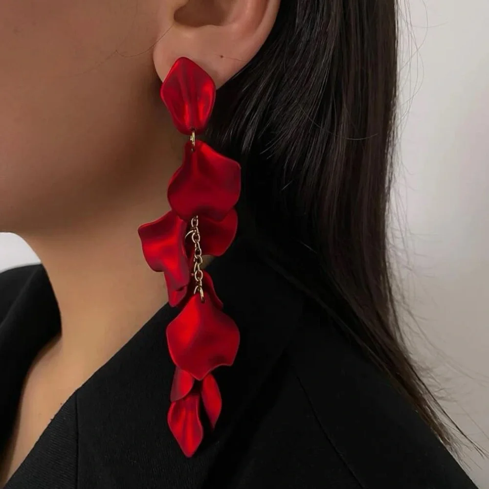 🌹 Beautiful petal drop earrings. Perfect for the holidays and night out.… - Picture 1 of 4